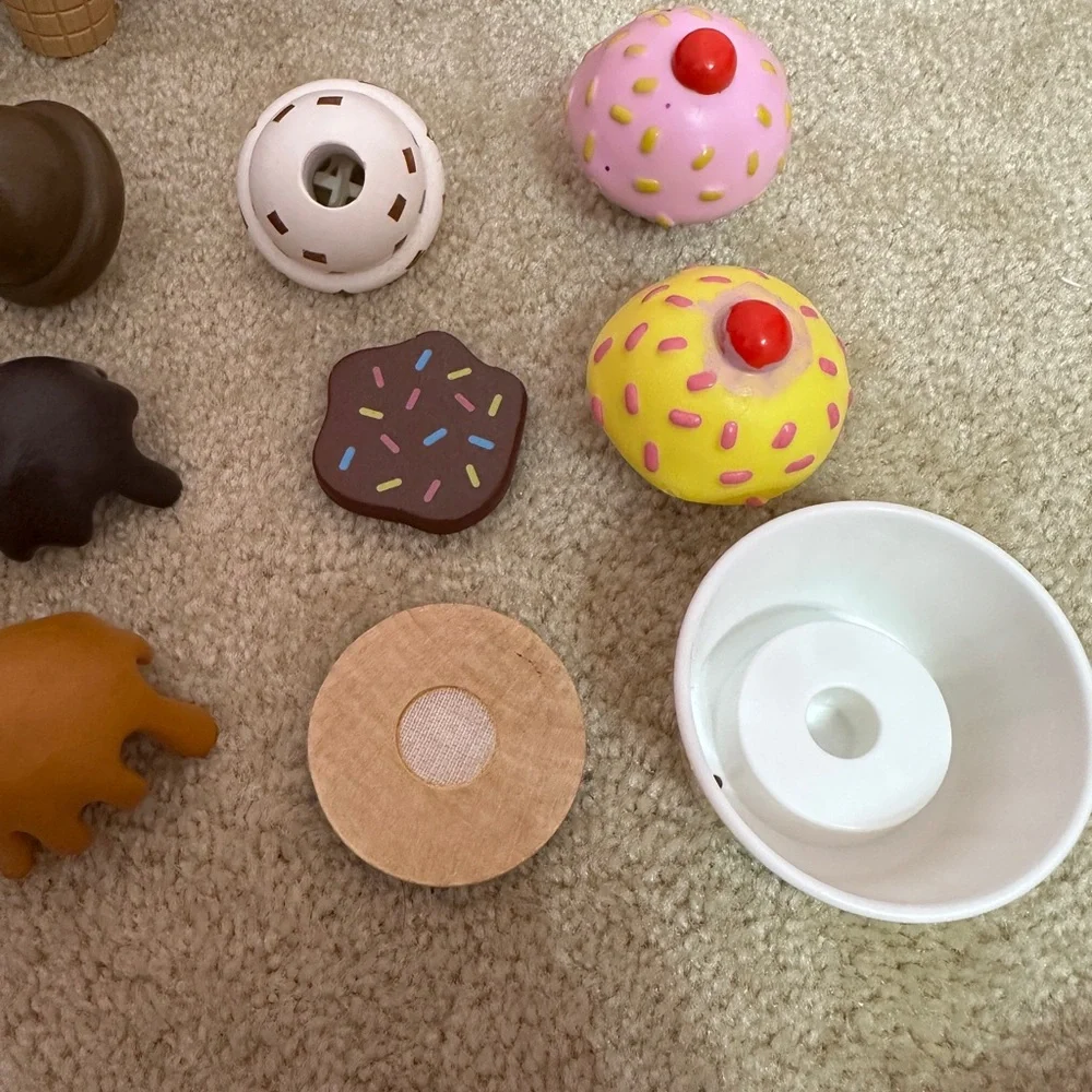 Melissa & Doug Scoop and Serve Ice Cream Flavors, Toppings, Scooper, Bowl, Cones